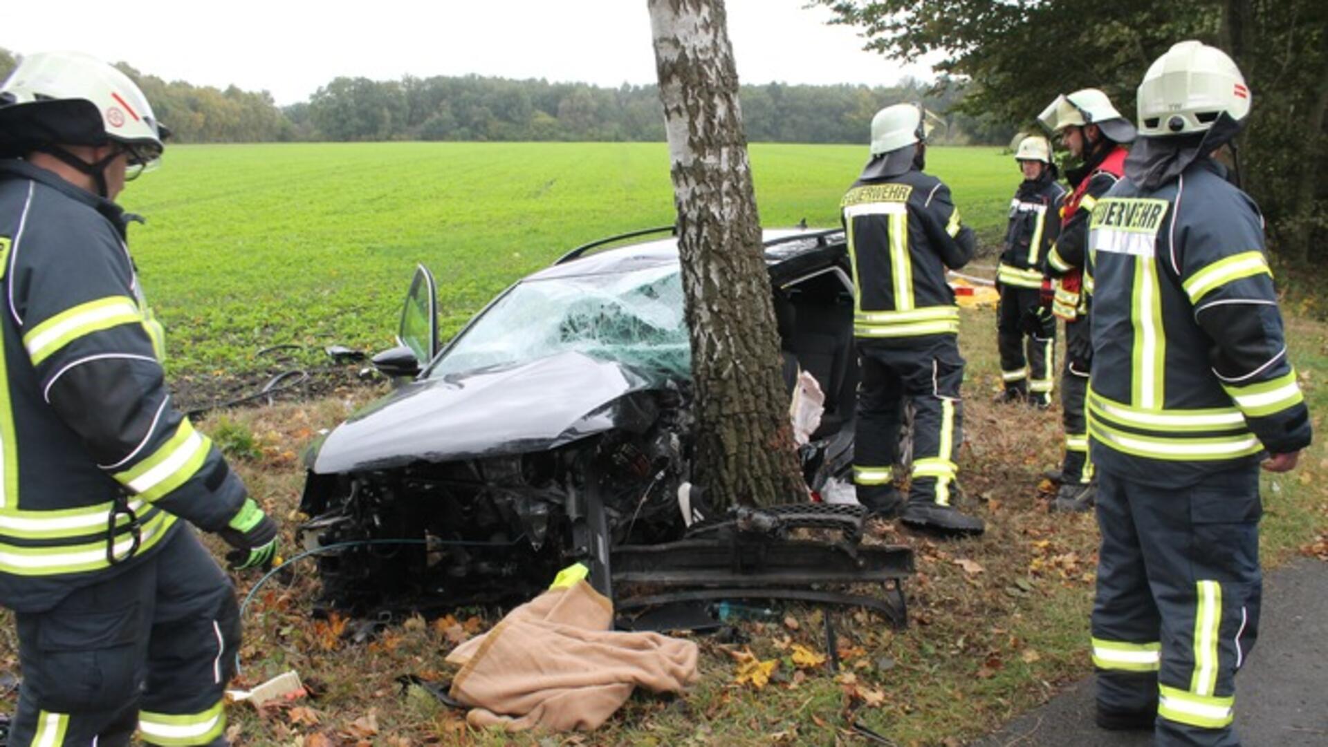 Durch die enorme Wucht des Aufpralls wurde der Fahrer schwer in seinem Fahrzeug eingeklemmt. Trümmerteile verteilten sich über mehrere Meter auf dem angrenzenden Acker.