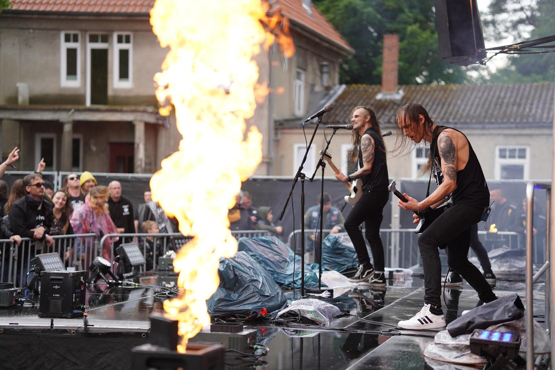 Dust Bolt rocken auch im Regen.