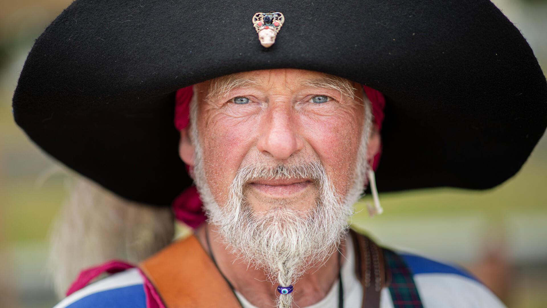 Ein Mann mit Piratenhut auf der Sail 2025 in Bremerhaven.