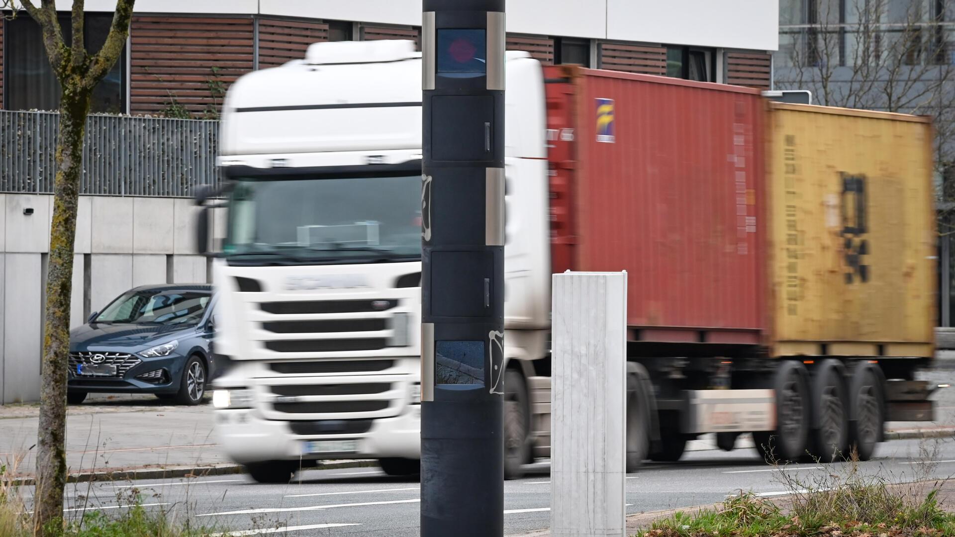 Egal ob Lastwagen oder Auto: In der Columbusstraße blitzt es in Höhe des Deutschen Auswandererhauses, wenn man zu schnell unterwegs ist.