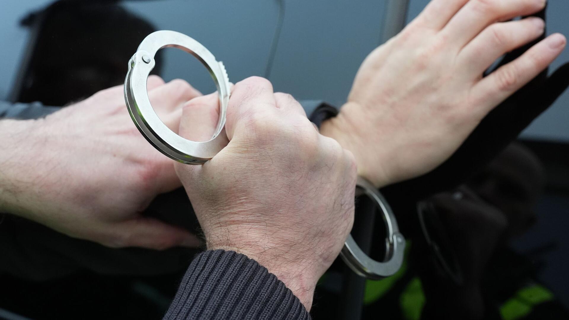 Ehe ein verurteilter Millionenbetrüger aus der Gemeinde Sandbostel seine 6,5-jährige Haftstrafe antrat, mussten die Handschellen klicken. Der Aufforderung, freiwillig in der Haftanstalt zu erscheinen, kam der 57-Jährige zweimal nicht nach.