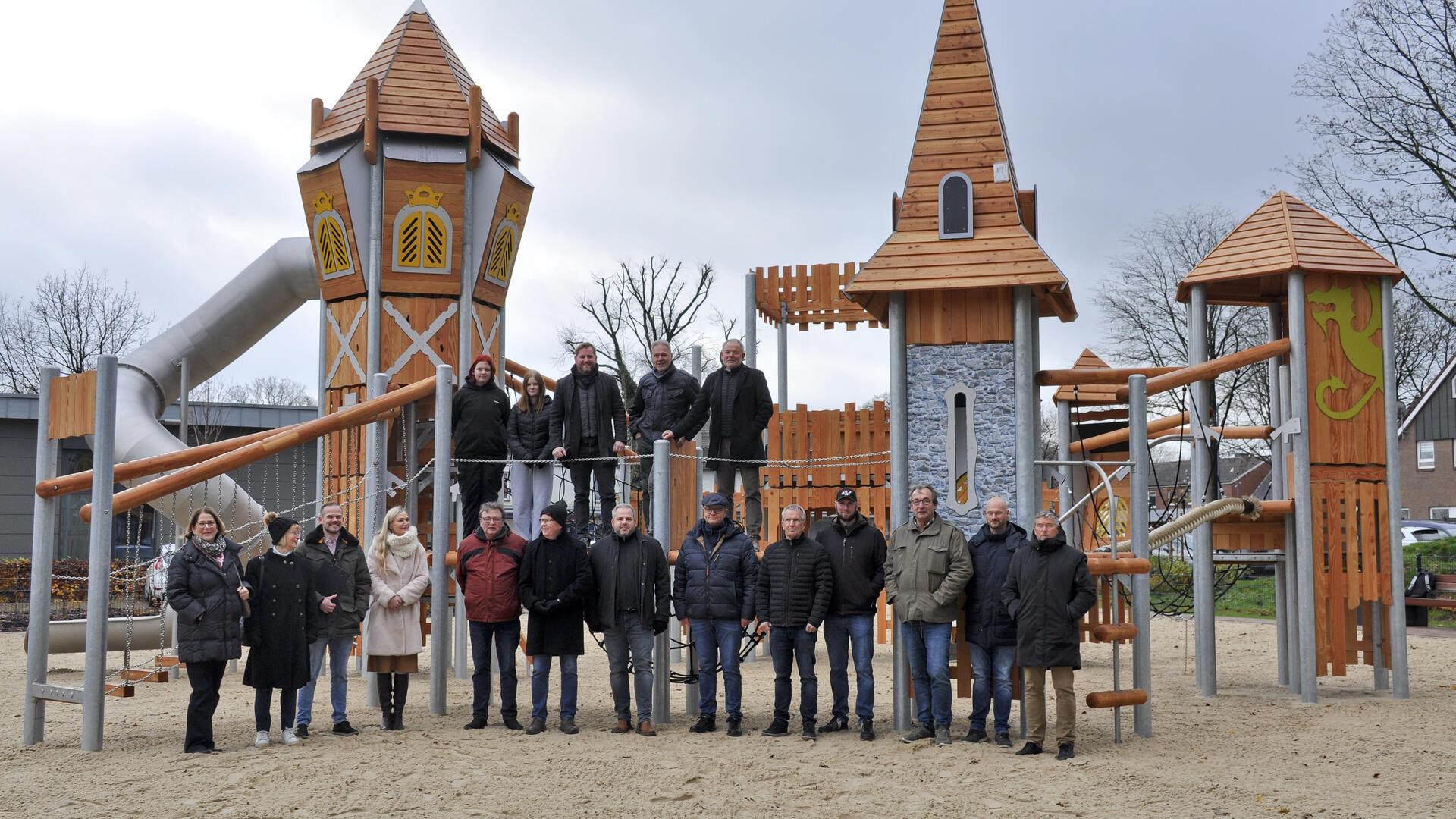 Ehrengäste „entern“ die Gnarrenburg zur Eröffnungsfeier. Das Projekt ist Bestandteil der Dorferneuerungsmaßnahme „Neue Ortsmitte“ und umfasst auch die Neugestaltung des Pastorengartens mit Multifunktionsfläche und Stellplatz.