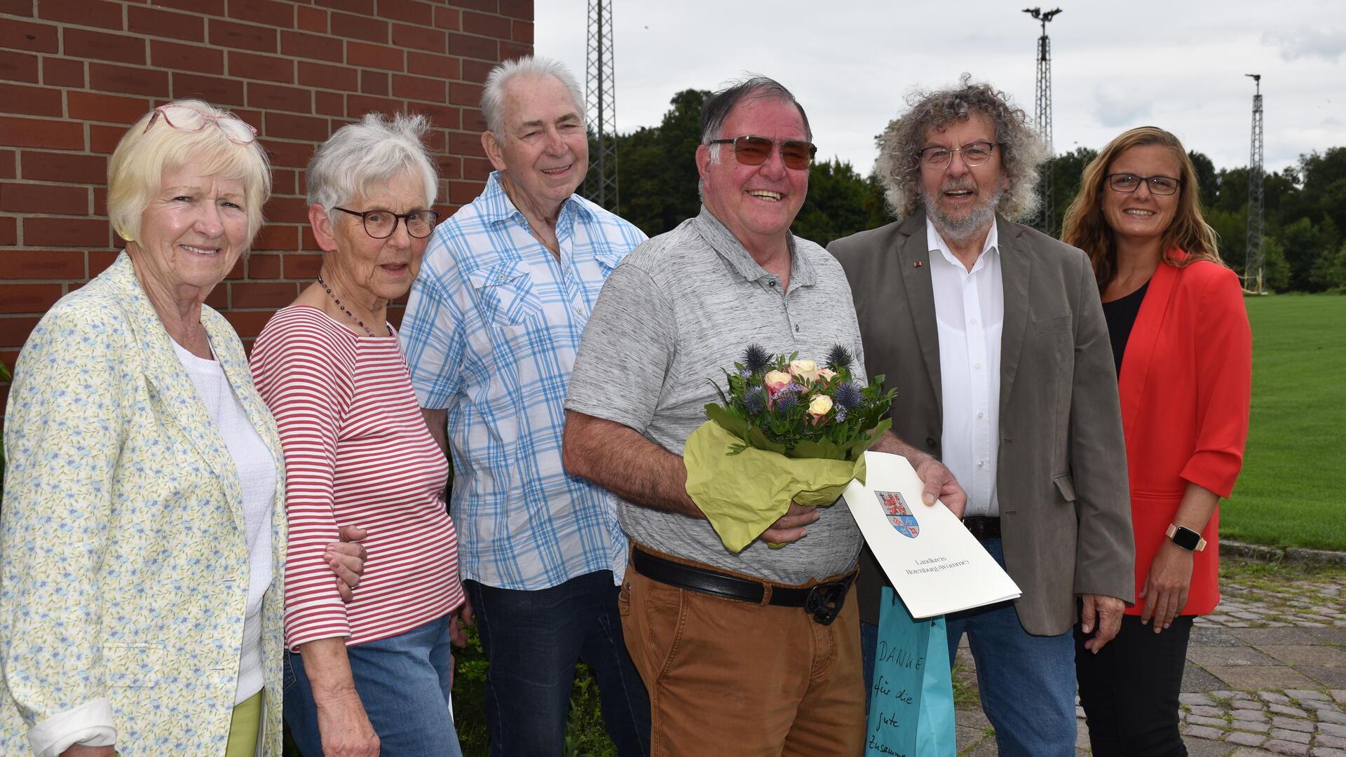 Ehrung für Joachim Krohn (vorn, mit Blumen): Dem langjährigen Sprecher der Schlaganfall-Selbsthilfegruppen „Einschlag“ dankten Gerlinde Schilling-Dähn (von links), Rosi Finger, Karl-Heinz Nollmann, Ullrich Weber und Sandra Pragmann.