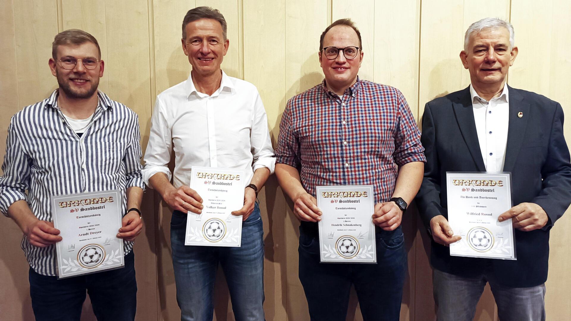 Ehrungen gab es für die Torjäger der Fußballmannschaften des SV Sandbostel. Vorsitzender Wilfried Rossol (rechts) wurde für sein 1.100. Spiel für den Verein ausgezeichnet.