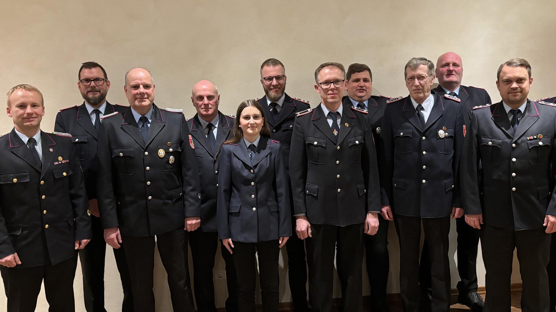 Ehrungen und Beförderungen mit (von links) Abschnittsleiter Henning Herzig, Gemeindebrandmeister Torben Henning, Klaus Roesch, Werner Heins, Marie Vollmers, Kevin Heins, Gerd Brünjes, Christian Hauschild, Thomas Burfeind, Maikel Wilkens und Marcel Poort.