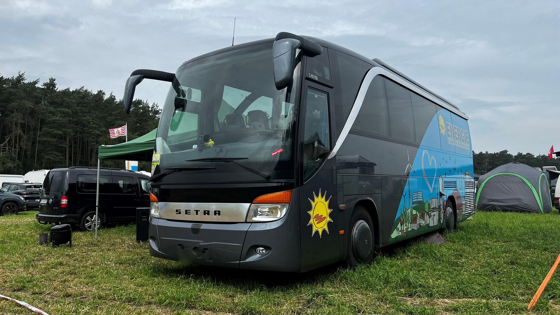 Zelt-Rivalen: Glamping-Luxus gegen Camping-Romantik beim Hurricane Festival Ein Bus auf einem Festivalplatz.