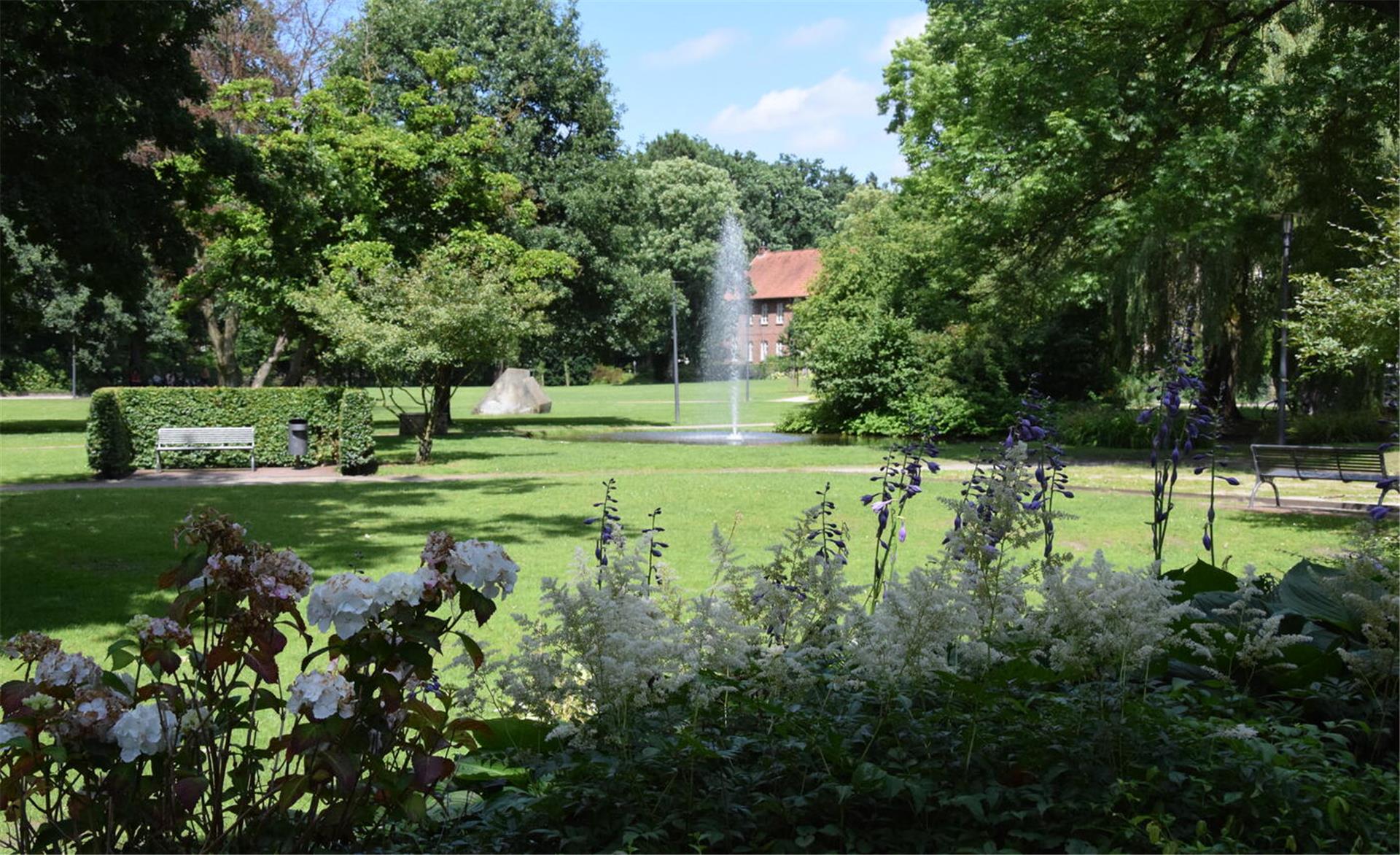 Der Zevener Stadtpark mit Blick auf das Kloster.