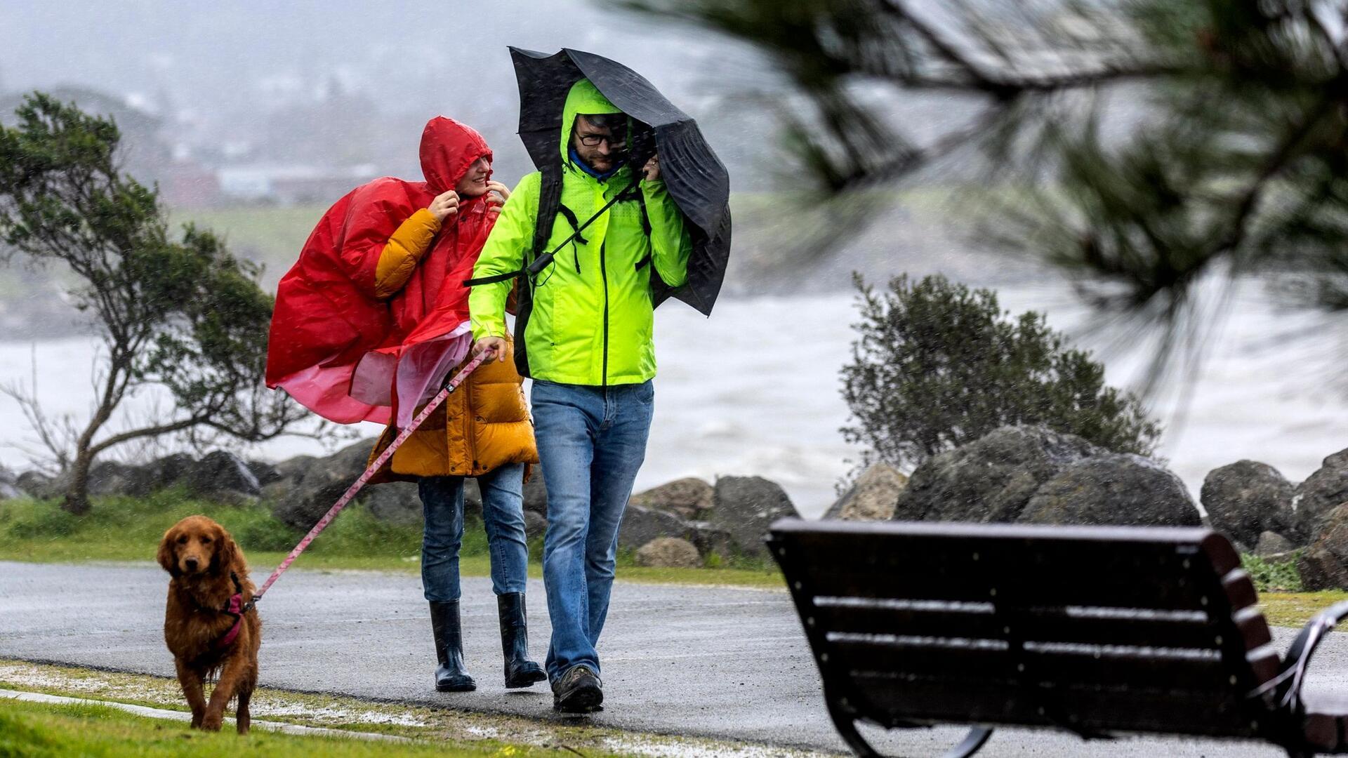 Bilder des Tages Eigentlich ist Kalifornien für sein sonniges Wetter bekannt. Derzeit wird der US-Bundesstaat aber von ungewöhnlich viel Regen und Wind heimgesucht. In vielen Teilen wird vor Hochwasser gewarnt, besonders stark ist Südkalifornien betroffen.