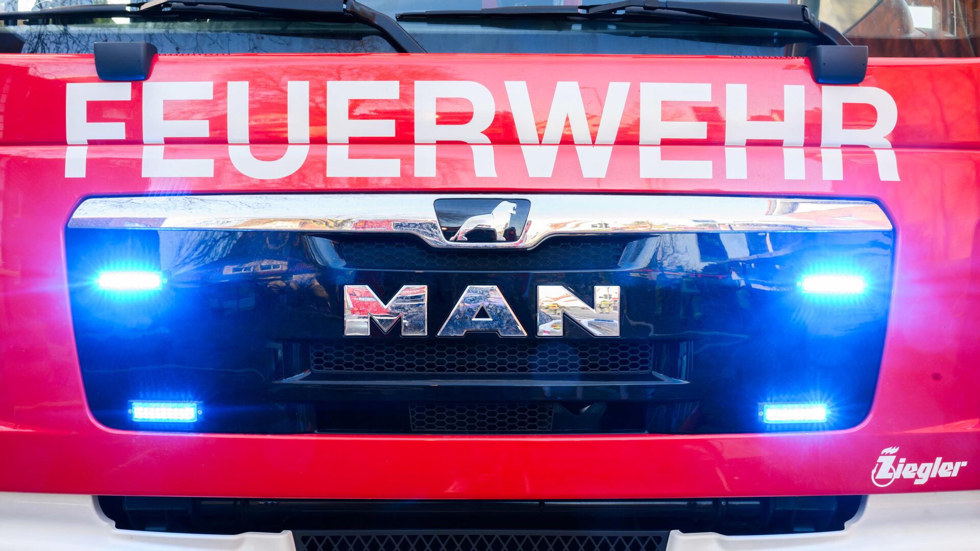 Altkleidercontainer in Flammen! Wer hat die Jugendlichen gesehen?