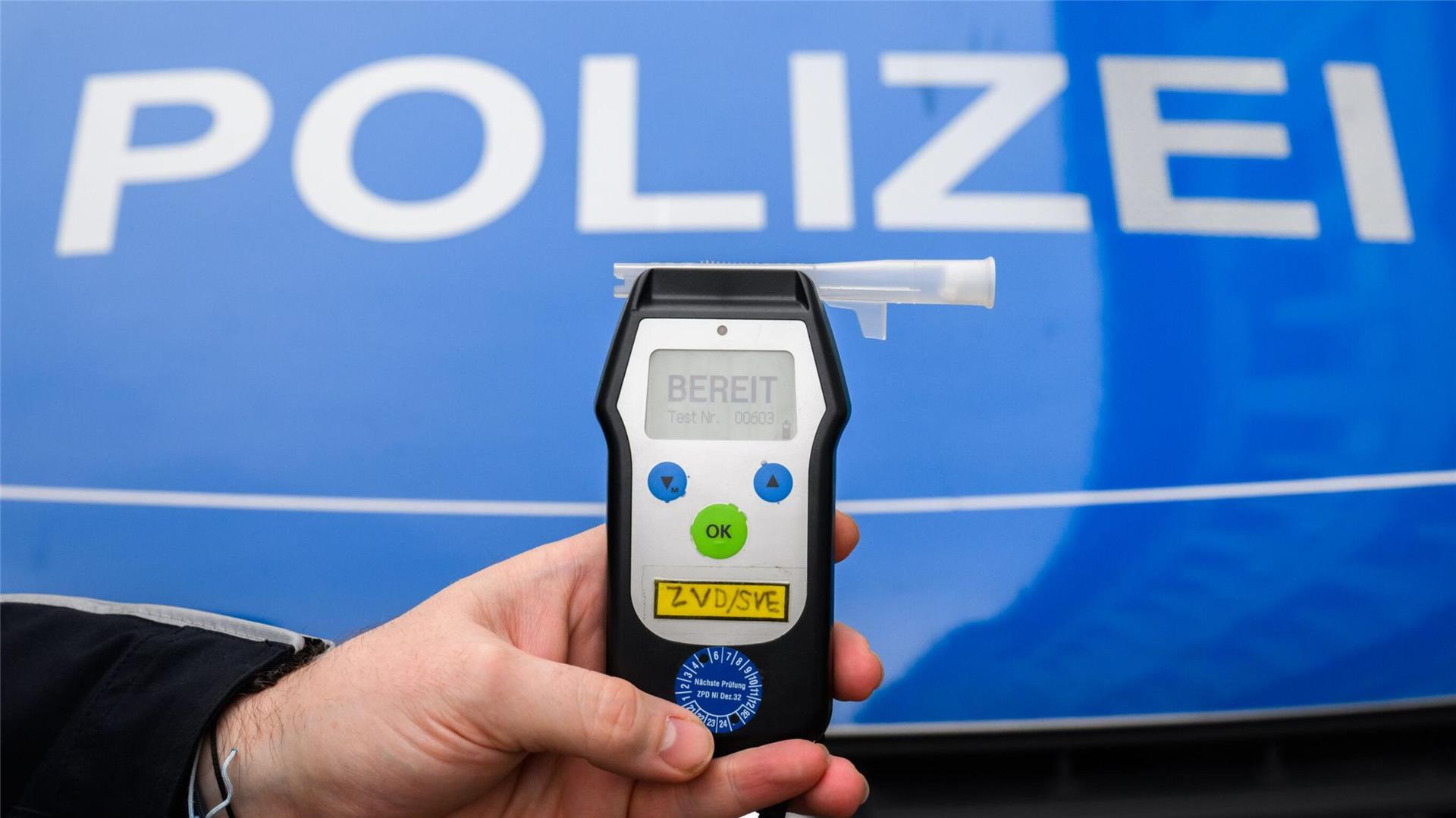 Ein Polizist zeigt einen Alkoholtest (Atemtest), mit dem Verkehrsteilnehmer auf ihre Fahrtüchtigkeit hin überprüft werden können.