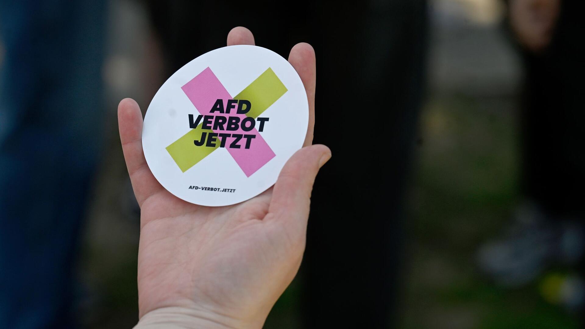 Ein Aufkleber mit der Aufschrift "AfD Verbot jetzt". 