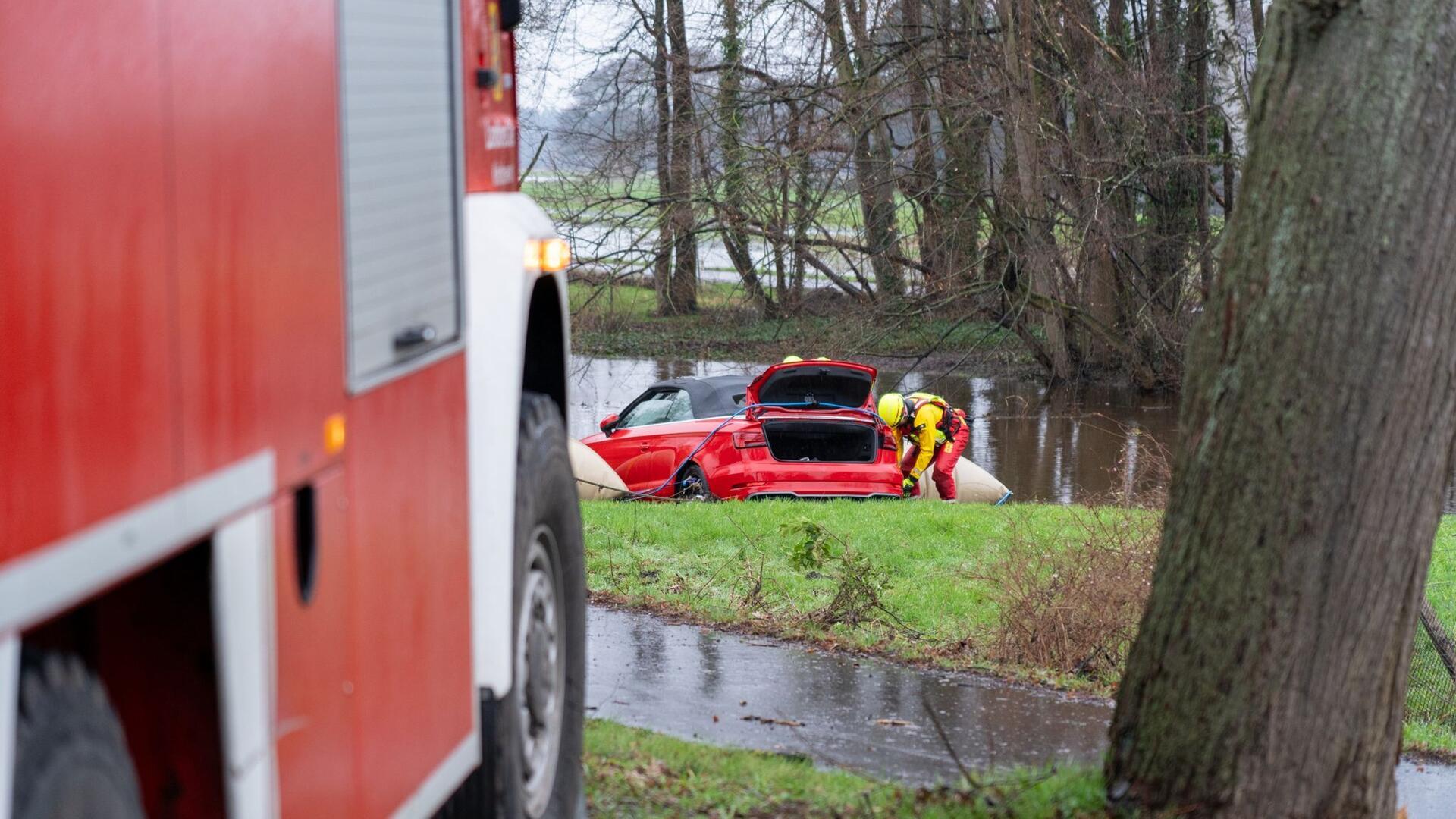 Auto versinkt im Wasser: Fahrerin von Dach gerettet Ein Auto versinkt in Wienhausen im Kreis Celle im Wasser. Die Fahrerin konnte durch das Aufschneiden des Daches gerettet werden.