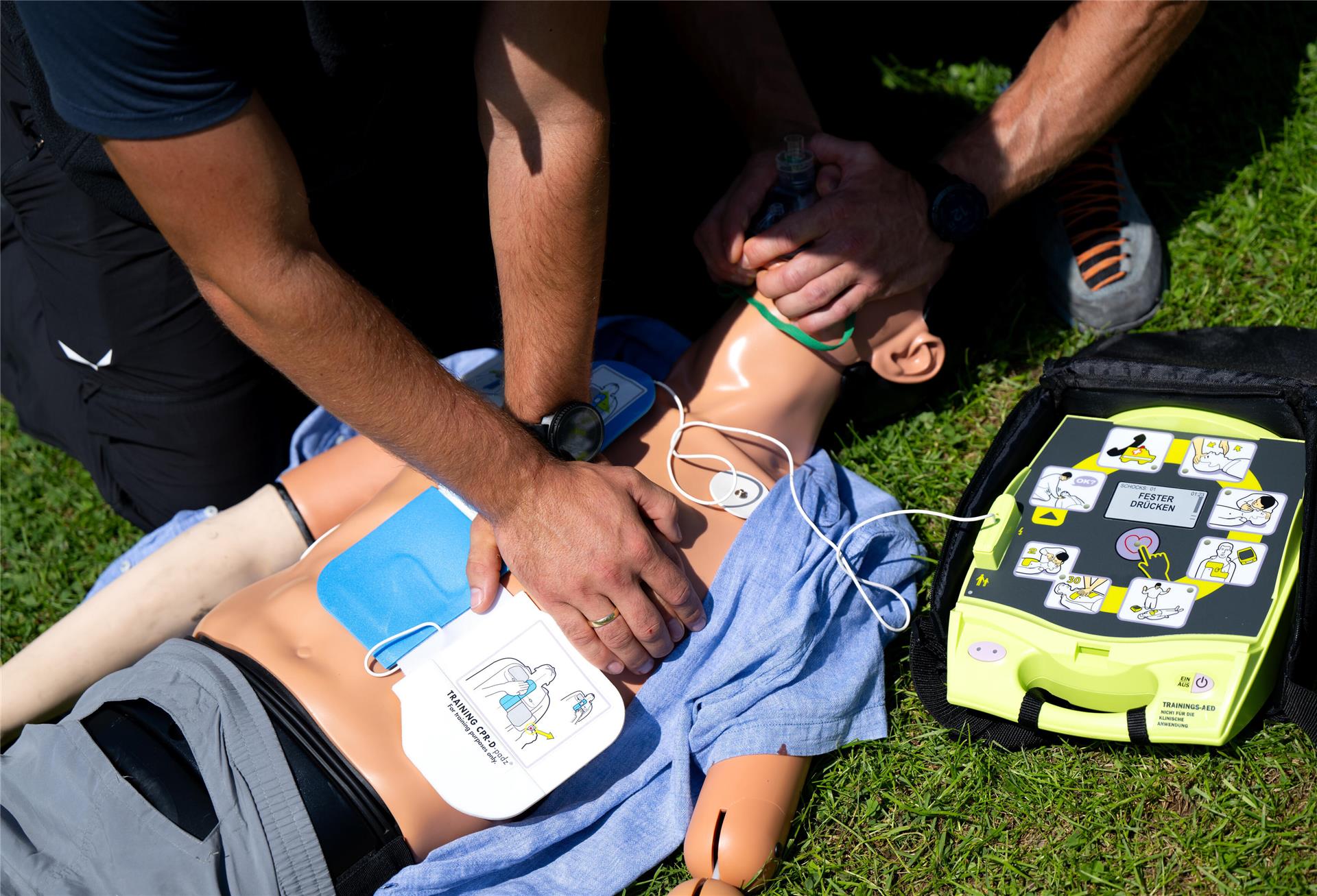 Ein Trainingsgerät von einem Automatisierten Externen Defibrillator (AED)