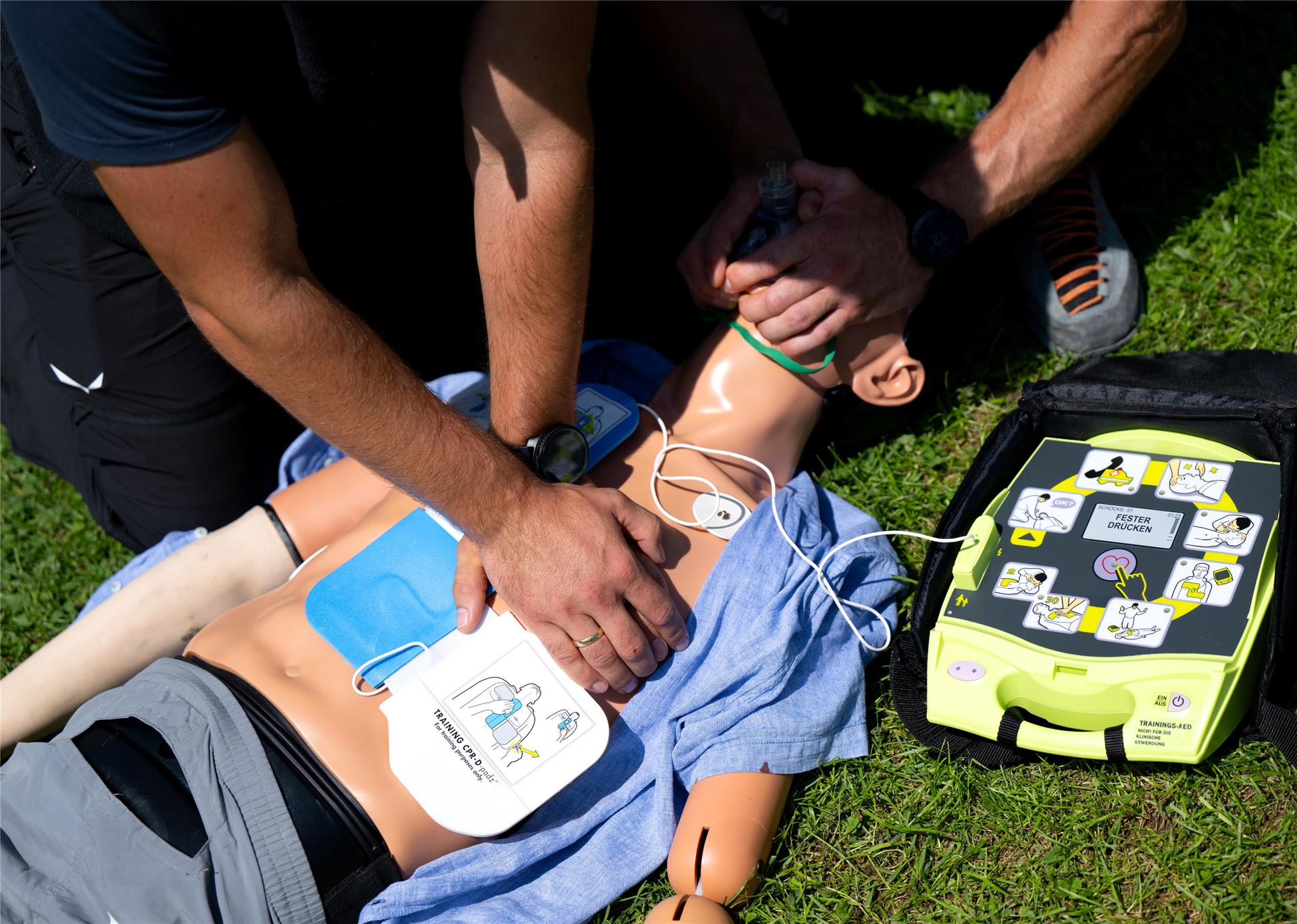 Ein Trainingsgerät von einem Automatisierten Externen Defibrillator (AED)