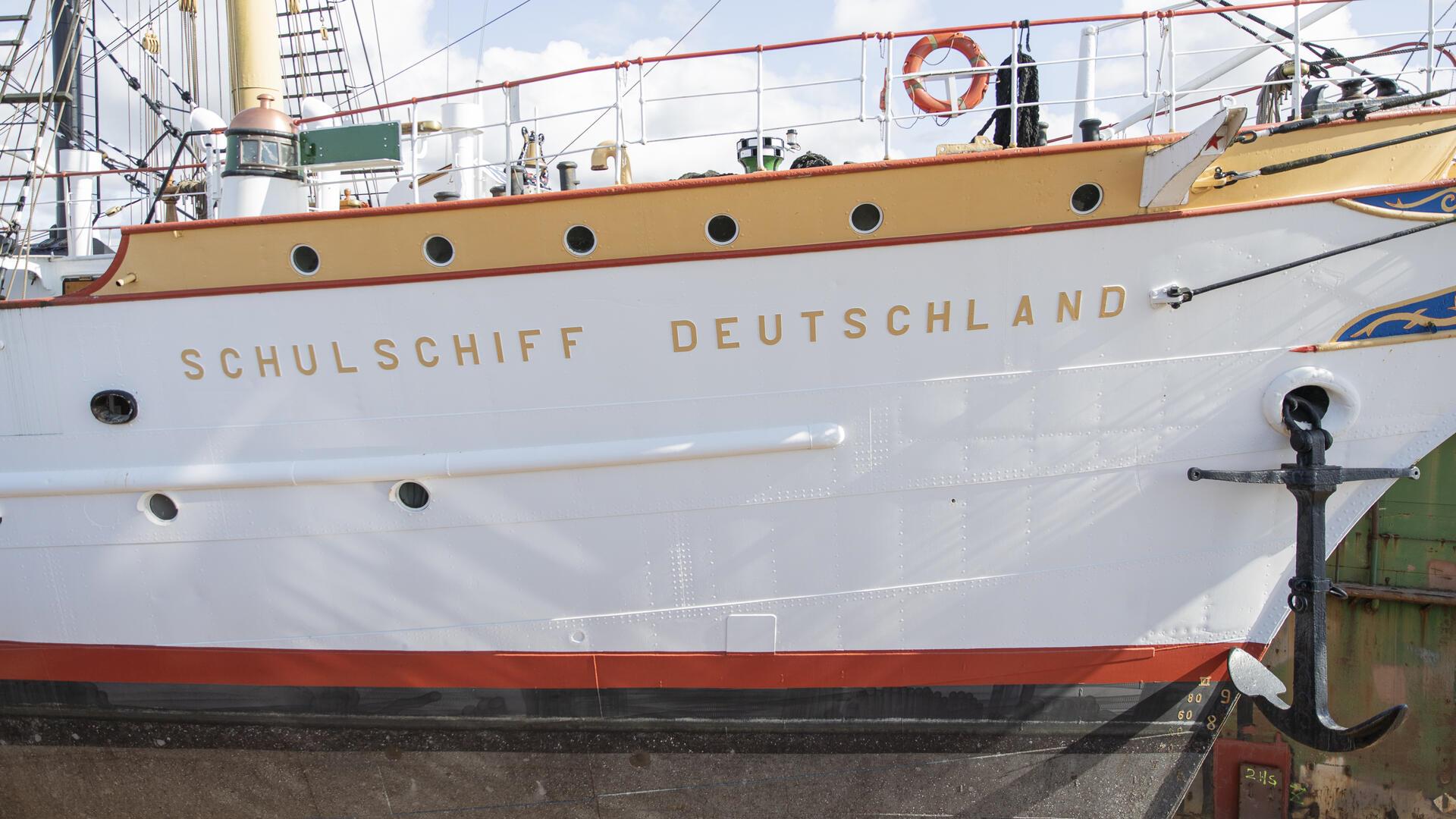 Weiß erstraht das fast 100-jährige Segelschiff: Die "Schulschiff Deutschland" liegt bei Bredo im Trockendock.