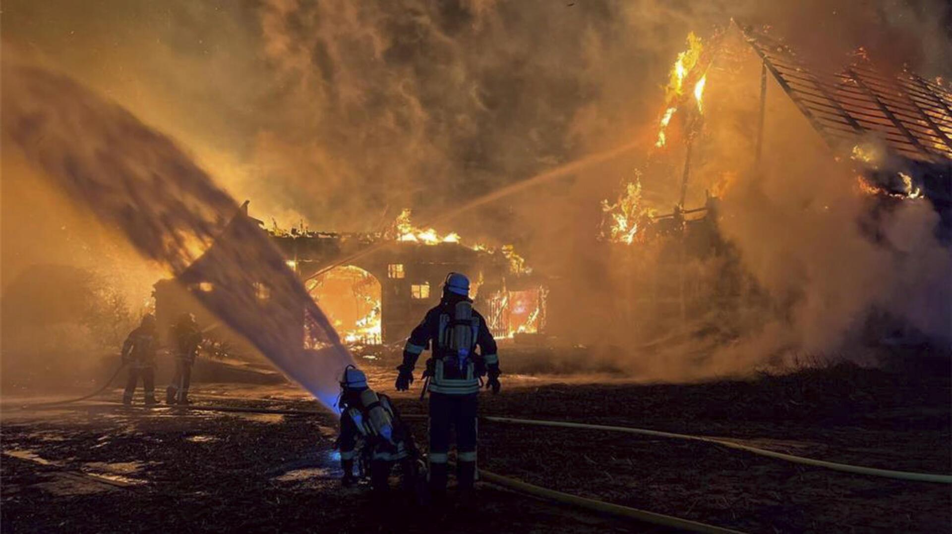 Ein Brand hat in Dollern mehrere Gebäude, davon zwei historische Reetdachhäuser, vernichtet.