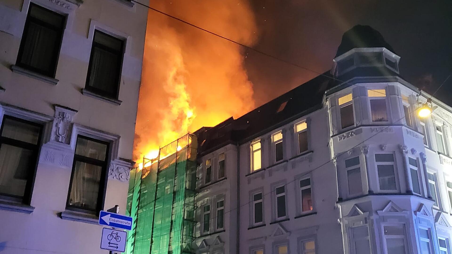 Ein Brand hat in Lehe in der Nacht zu Sonntag einen Großeinsatz der Feuerwehr ausgelöst.