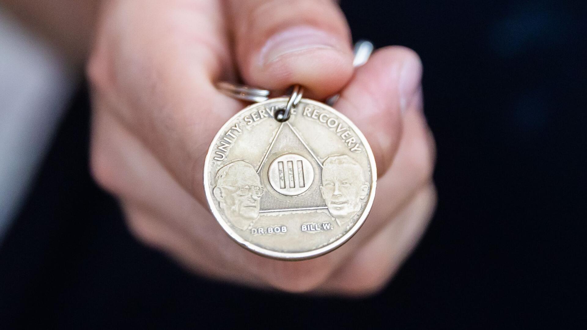 Anonym, aber gemeinsam stark: Anonymen Alkoholiker in Bremervörde Ein Chip als Zeichen, dass ein Anonymer Alkoholiker drei Jahre trocken ist.