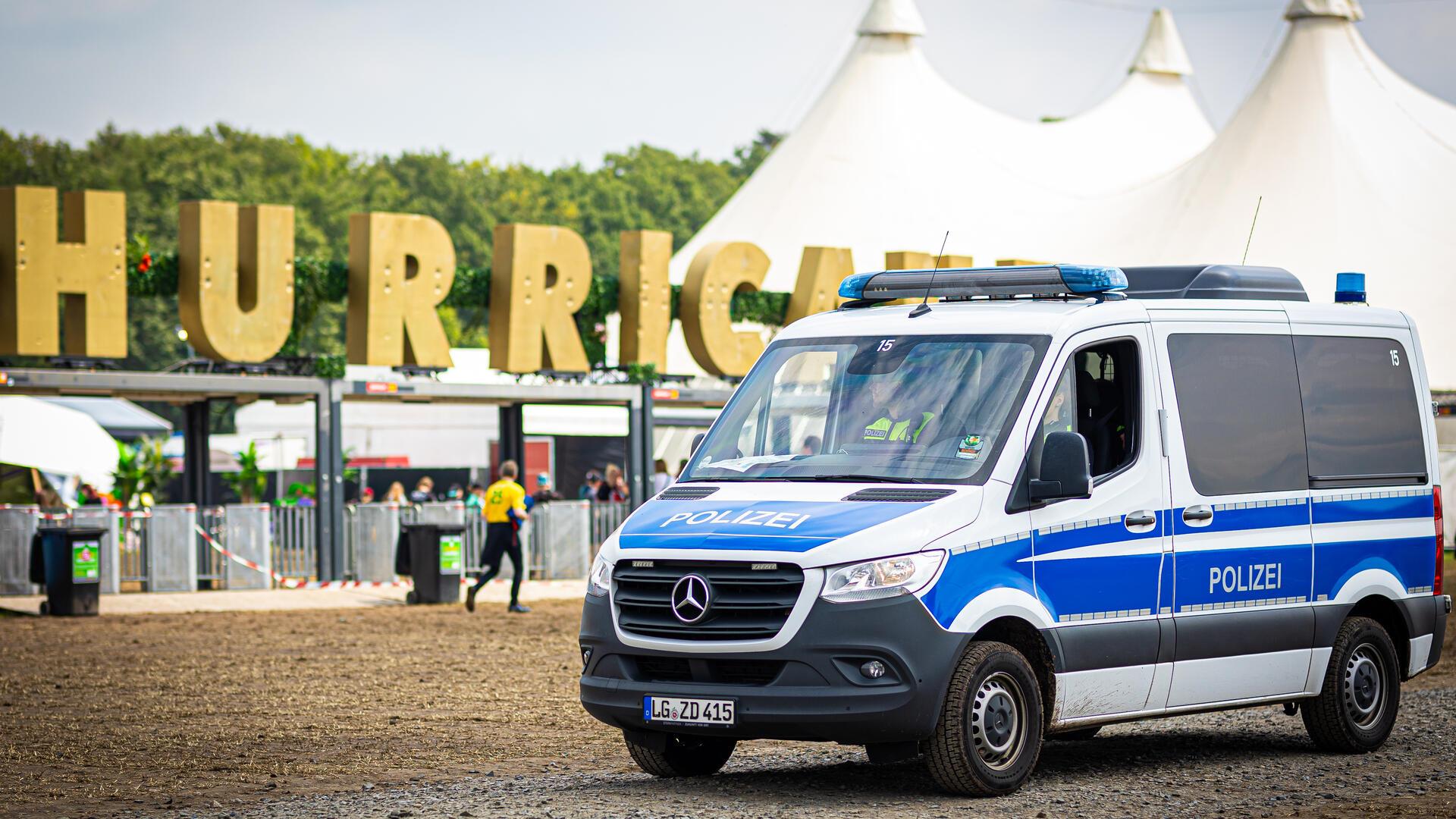 Ein Einsatzfahrzeug der Polizei fährt vor dem Gelände des Hurricane Festivals entlang.