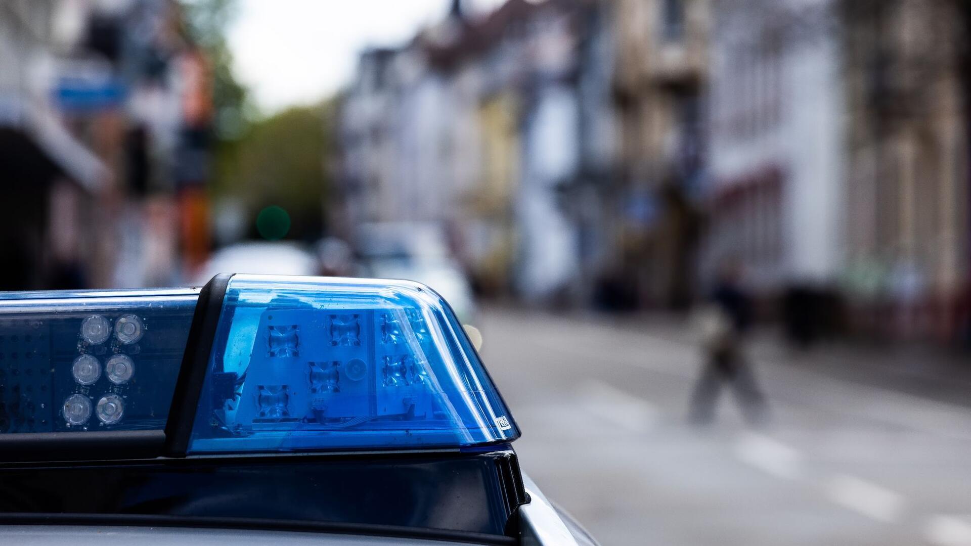 Spaziergänger finden Wasserleiche Ein Einsatzfahrzeug der Polizei steht am Straßenrand.