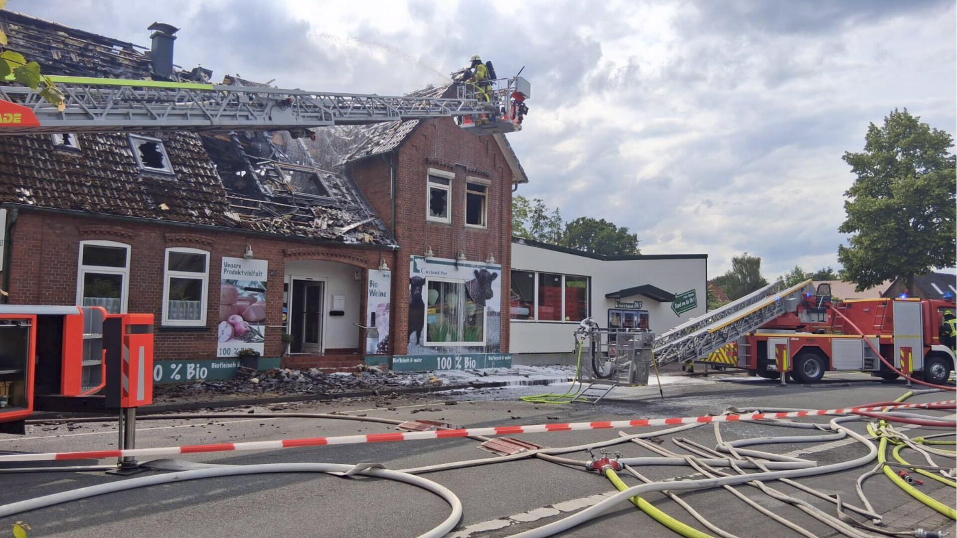 Ein Feuer hatte am Dienstag den Fleischereibetrieb „Cuxland Pur“ in Hemmoor in Schutt und Asche gelegt.