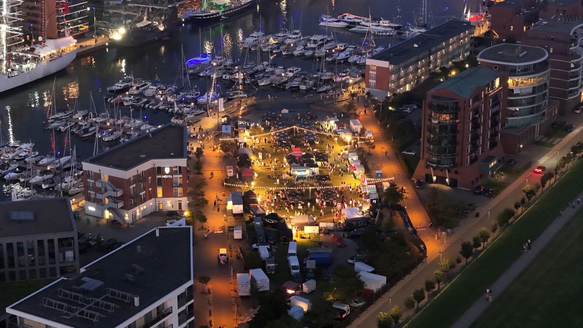 Die Sail 2025 in Bremerhaven am Donnerstagabend aus der Luft.