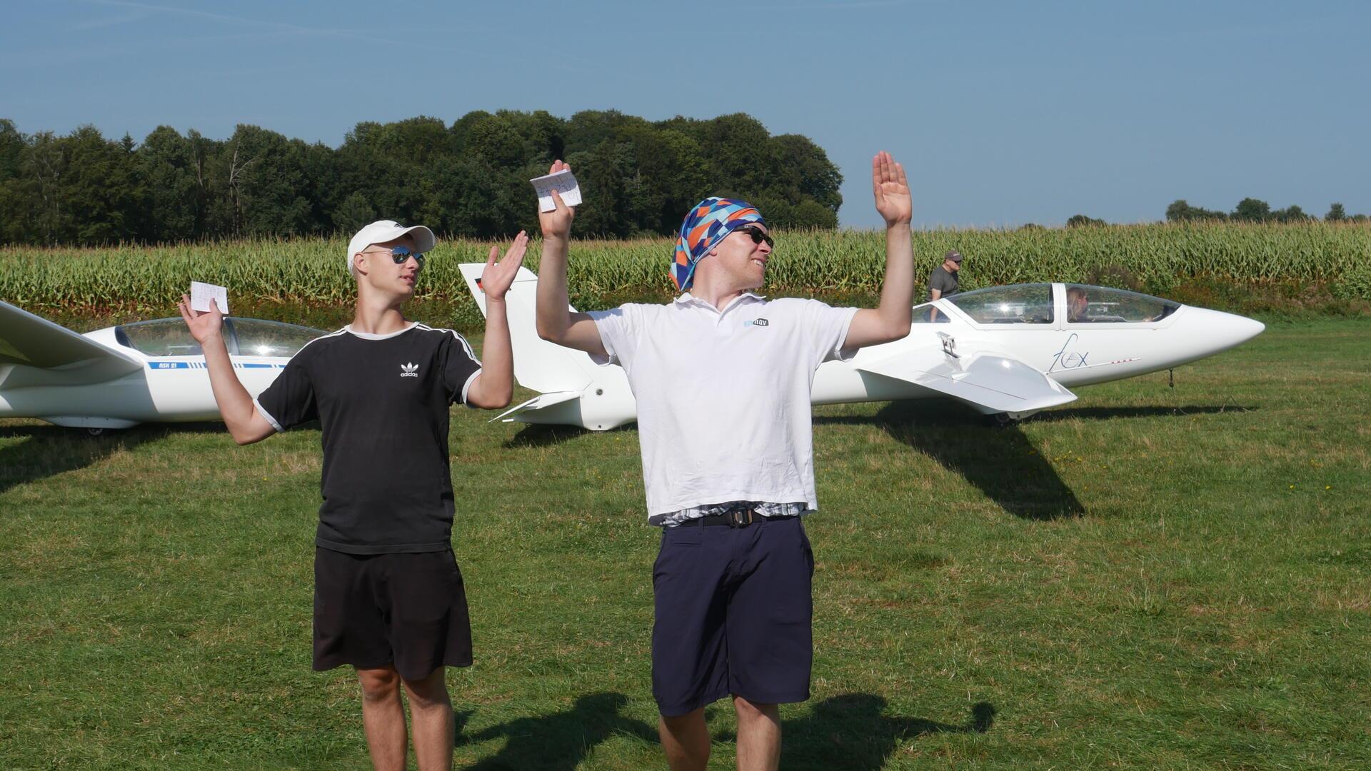 Ein Foto aus dem letzten Jahr. Fluglehrer Julian Reinke (rechts) und Mike Schneider bei der mentalen Vorbereitung auf ihren nächsten Schulflug. Wie im Tanzsport und beim Eiskunstlauf werden vor dem Start die Bewegungsabläufe und die Figurenfolge des anschließenden Fluges verinnerlicht.