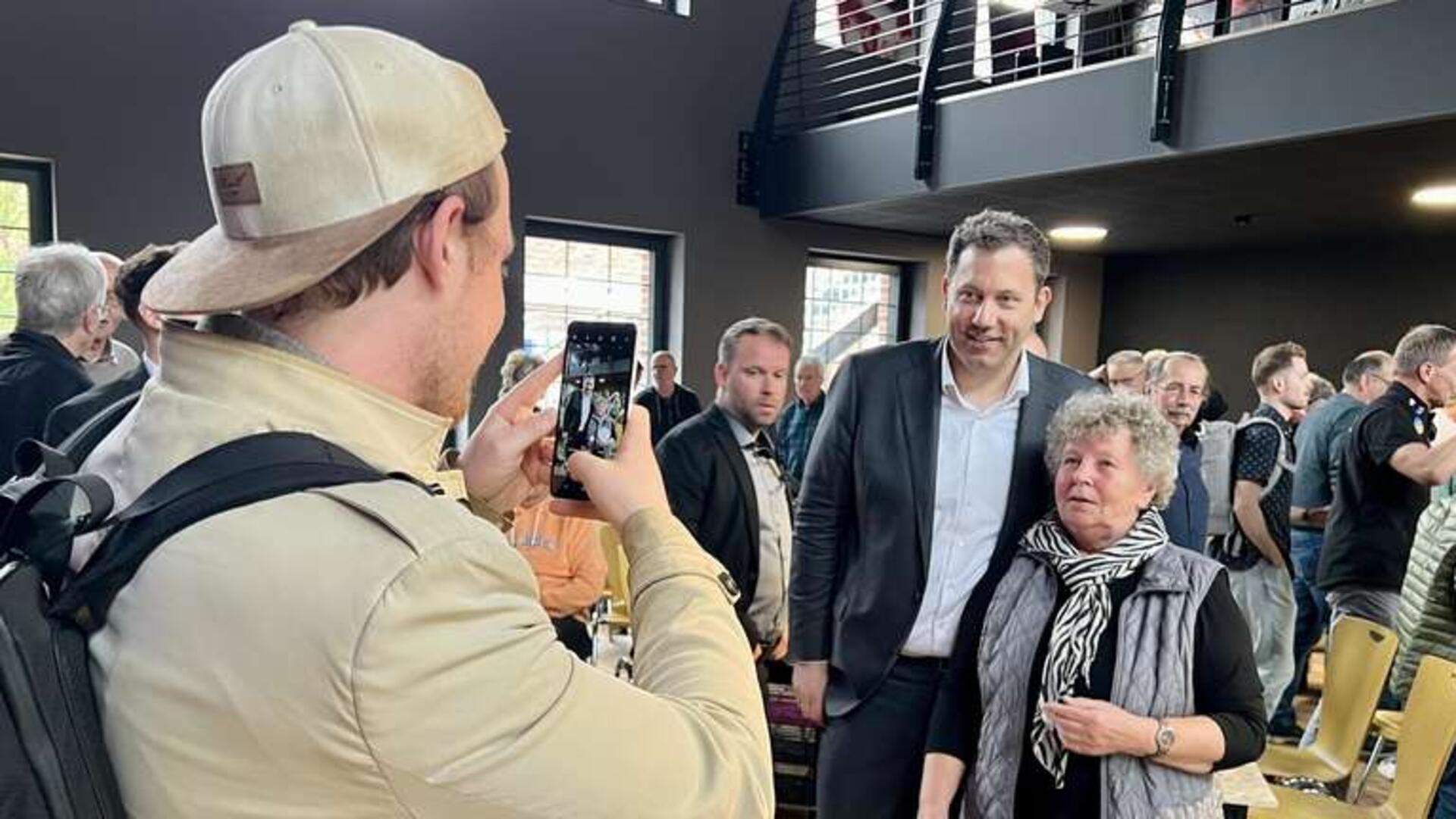 Ein Foto, bitte? Lars Klingbeil möchte für die Menschen im Wahlkreis nahbar sein. Die Personenschützer des Bundeskriminalamts sind aber immer in der Nähe. 
