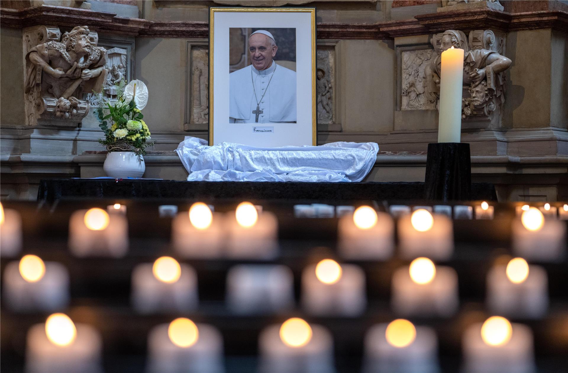 Ein Foto des verstorbenen Papstes Franziskus: Vielerorts nutzen Menschen die Möglichkeit, sich zu verabschieden.