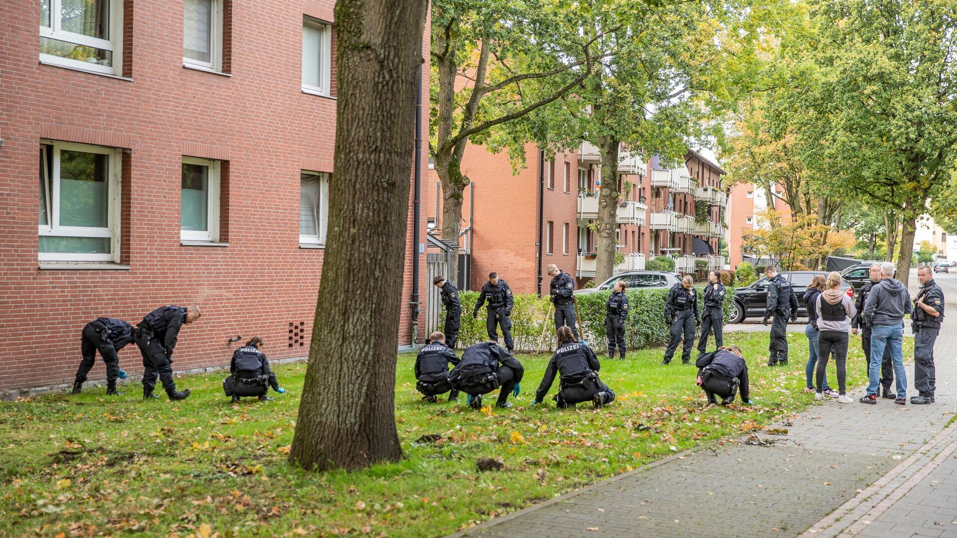 Polizisten suchen vor einem Bahnhof und in einem Wohngebiet. Ein Großaufgebot an Polizisten durchkämmte das Gelände um den Bahnhof Lehe. 