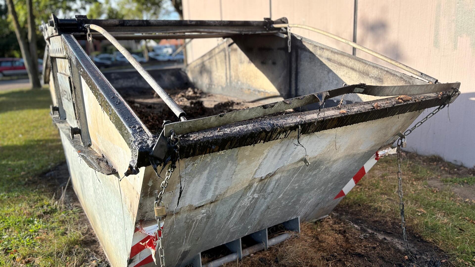 Ein Grünschnitt-Container auf dem Gelände der KGS Tarmstedt brannte am Freitagvormittag aus.