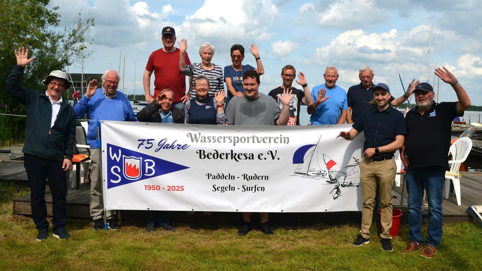 Mitglieder des Wassersportvereins Bederkesa feiern das 75-jährige Bestehen ihres Vereins