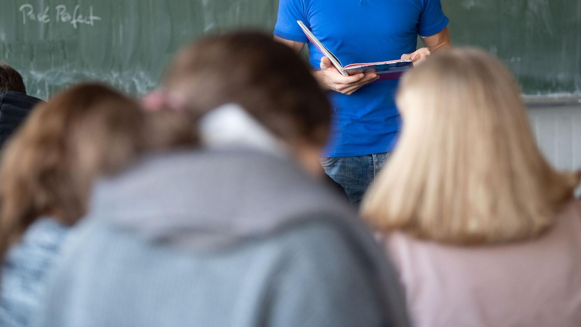 Rund hundert Quereinsteiger an Schulen nach Anwerbe-Kampagne Ein Lehrer steht im Unterricht an der Tafel.