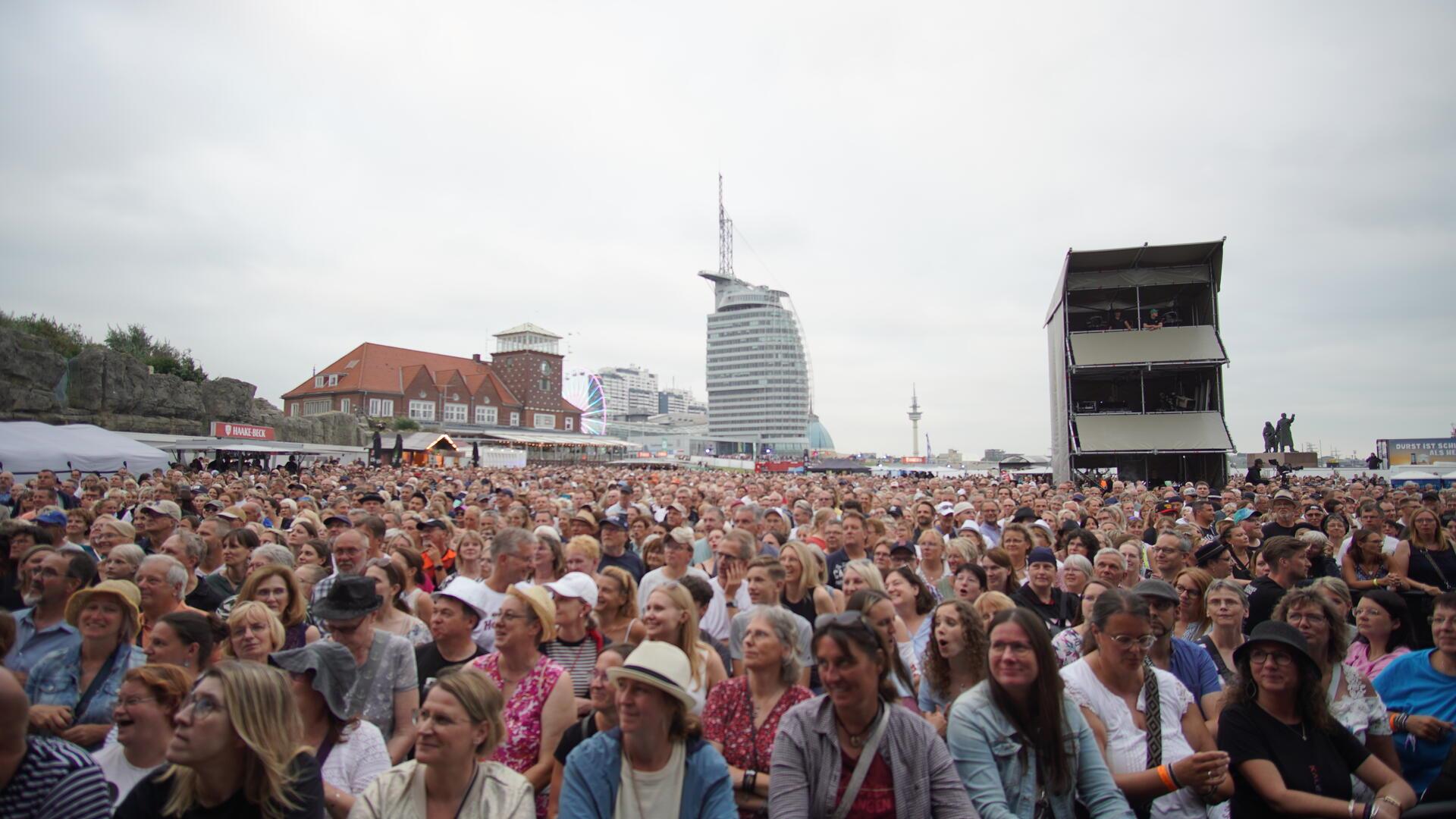 Menschenmassen an der Weser