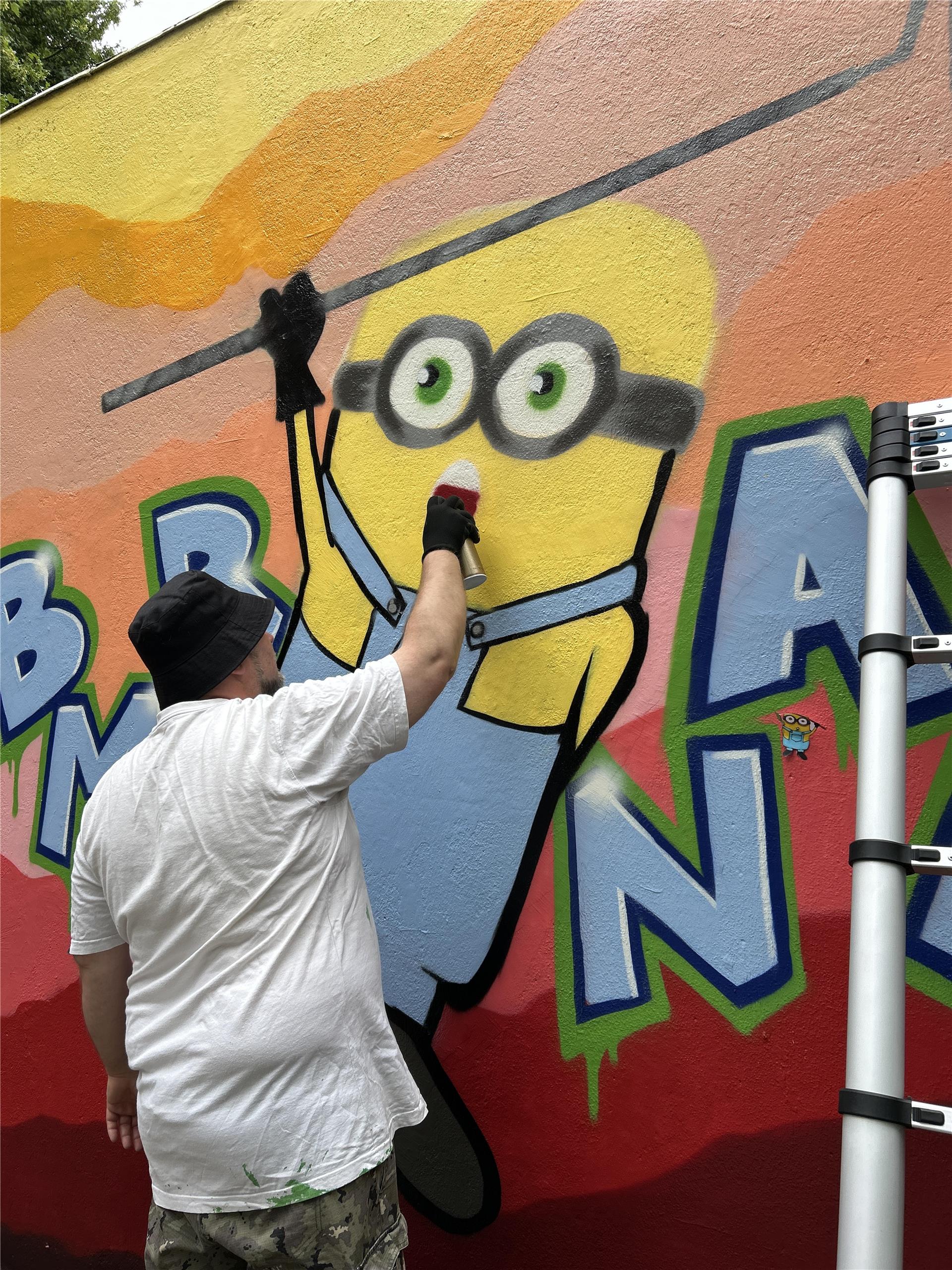 Ein Minion-Graffiti bringt Farbe auf den Schulhof der Wilhelm-Raabe-Schule in Bremerhaven.