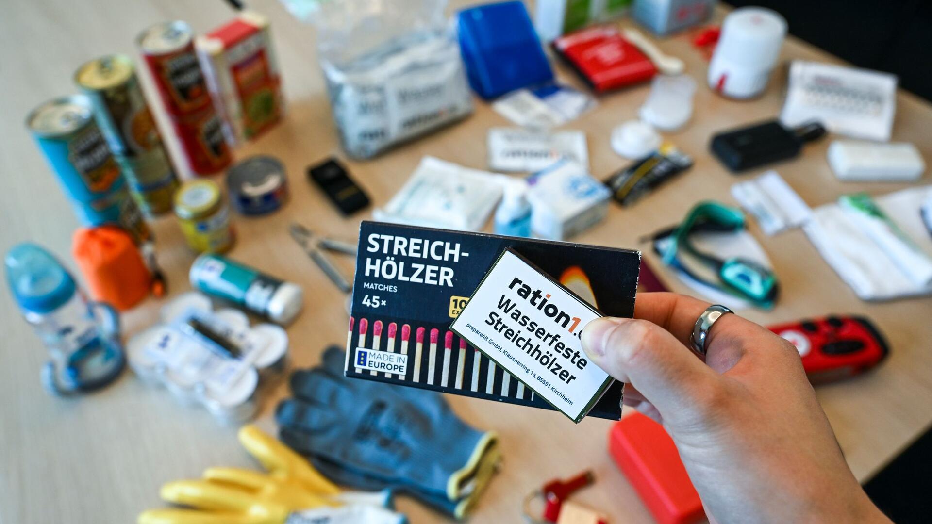 Ein Notfallpaket aus der Krisenvorsorge mit typischen Bestandteilen wie Streichhölzern, Radio, Taschenlampe, Wasser, Konserven, Erste-Hilfe-Set, Feuerzeug, Hygieneartikeln, Handschuhen, Akkus und Batterien liegt beim Deutschen Roten Kreuz DRK. 