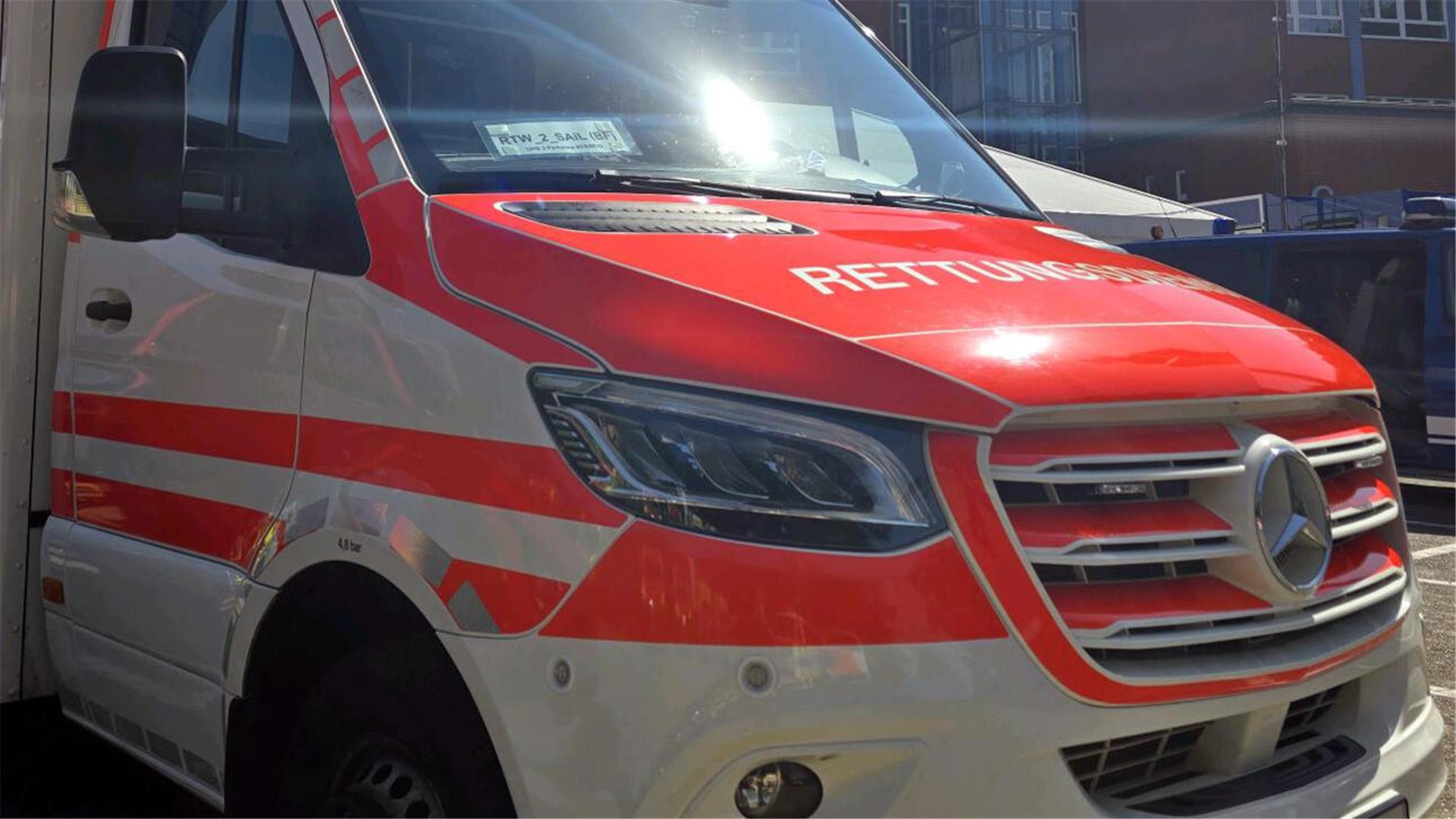 Ein Rettungswagen der Bremerhavener Feuerwehr steht am Rande der Sail in der Sonne. Am ersten Tag der Veranstaltung in Bremerhaven war er aber auch oft im Einsatz. 