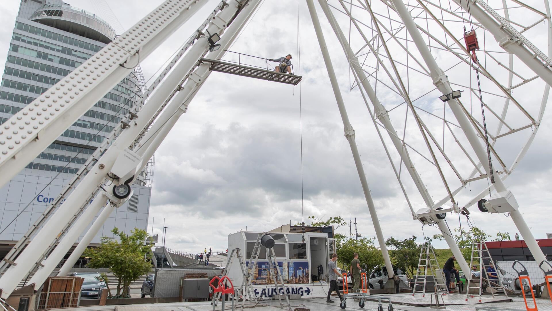 Ein Riesenrad im Aufbau.