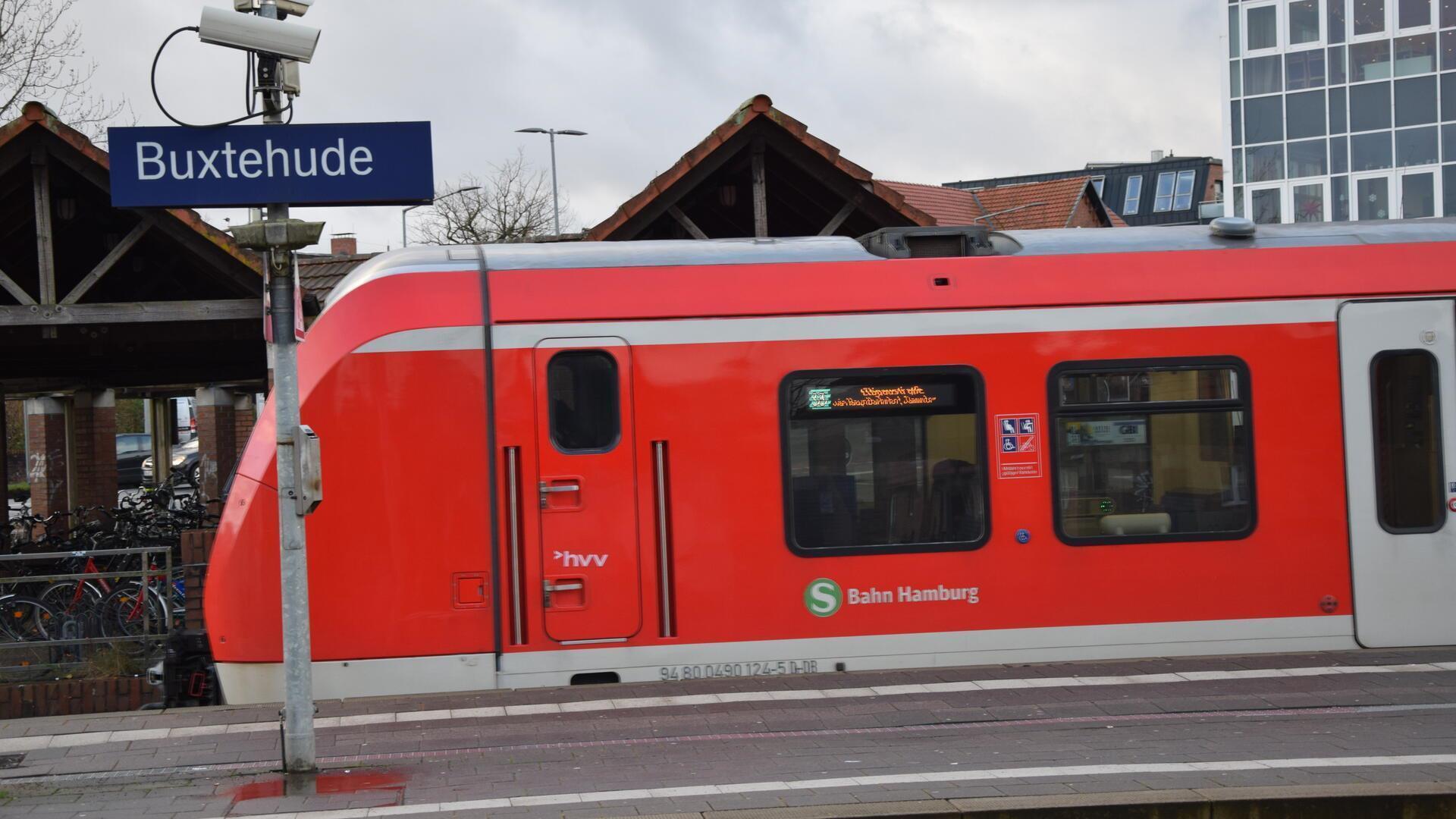 Ein S-Bahn-Waggon steht und fährt nicht weiter. Diese Situation kennen viele Pendler - auch aus dem Landkreis Rotenburg.