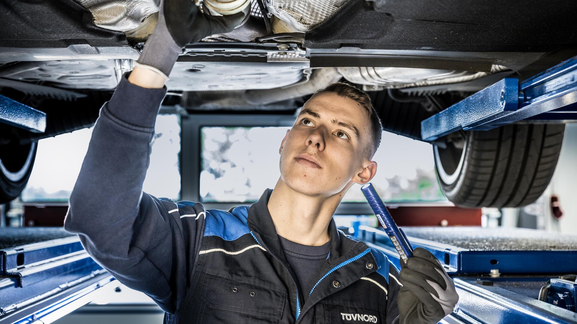 Ein Sachverständiger vom TÜV NORD bei der Hauptuntersuchung. Eine neue TÜV-Plakette bedeutet nicht automatisch, dass ein Fahrzeug mängelfrei ist. Experten raten, den HU-Bericht genau zu prüfen und bei Unsicherheiten eine zusätzliche Begutachtung durchführen zu lassen. 