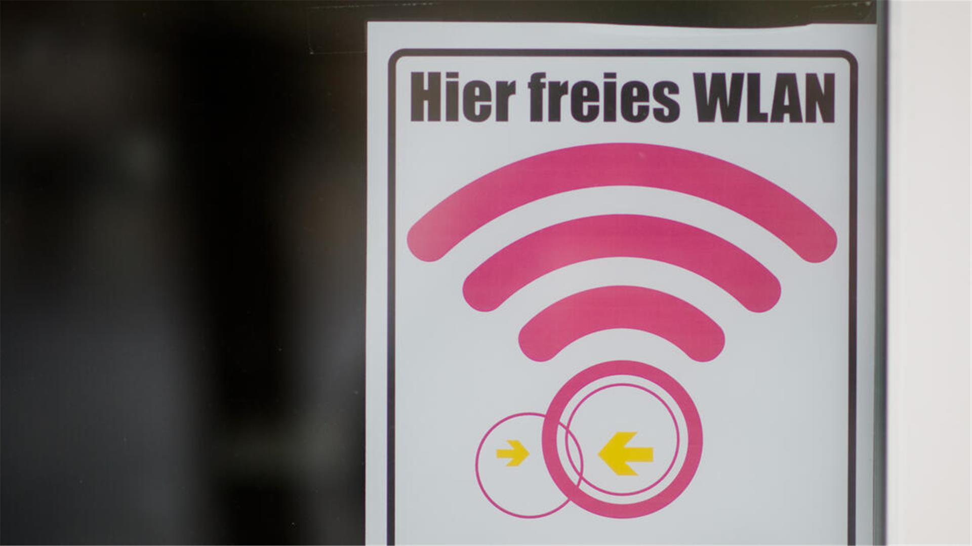 Ein Schild "Hier freies Wlan"