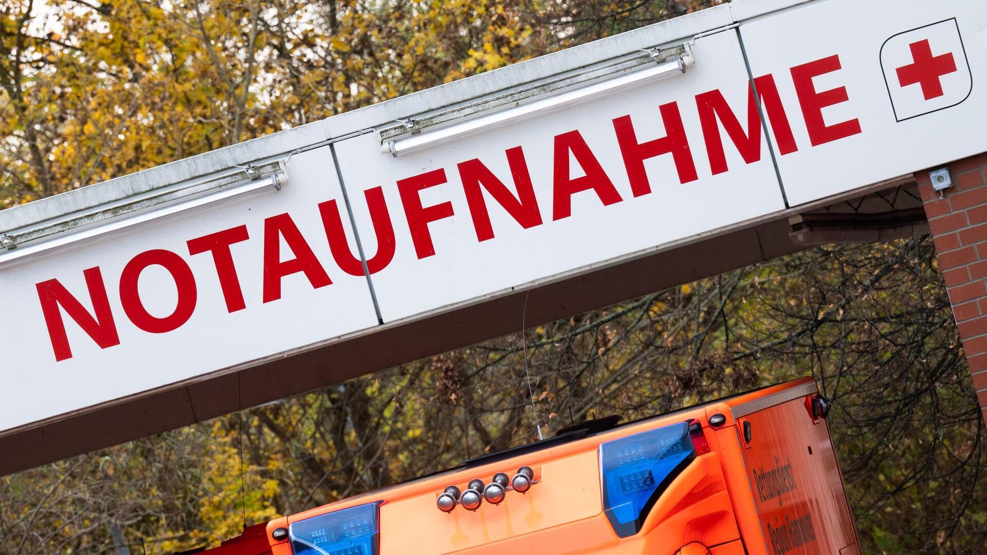 Ein Schild hängt an der Notaufnahme eines Krankenhauses. 