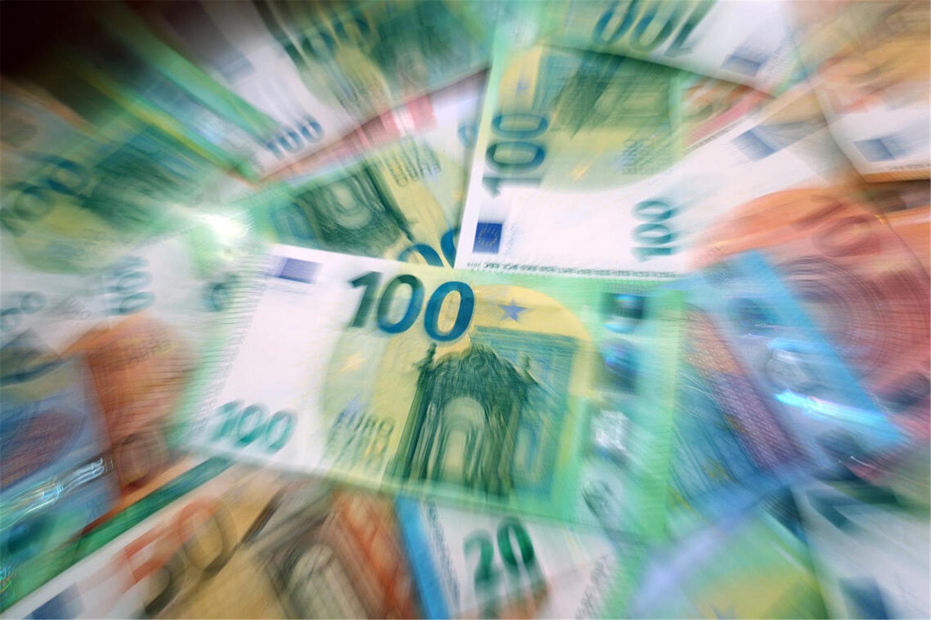  Verschiedene Euro-Banknoten liegen auf einem Tisch (Zoomeffekt). 