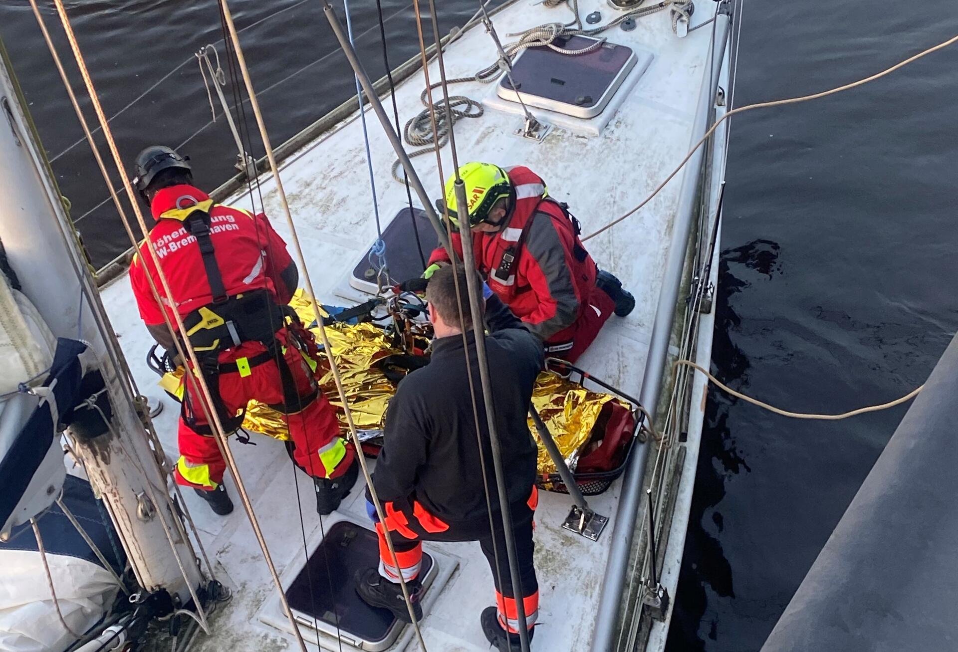 Ein Segler wurde in Bremerhaven mit Hilfe von Höhenrettern gerettet. Eine medizinische Versorgung an der Geestekaje war zuvor nicht möglich.