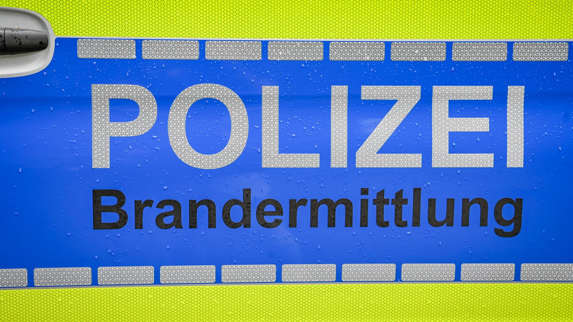 Aufschrift mit der Information: Polizei. Brandermittlung. 