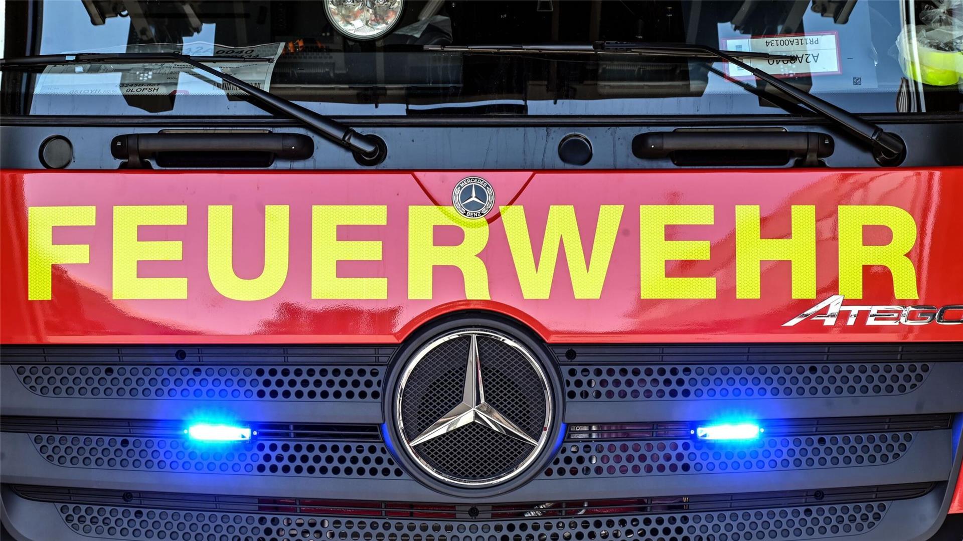 An einem Feuerwehrfahrzeug leuchten unter dem Schriftzug „Feuerwehr“ zwei Blaulichter.  Ein Strohdachhaus in Ringstedt konnte dank des schnellen Handelns der Feuerwehr vor einem größeren Brand bewahrt werden.