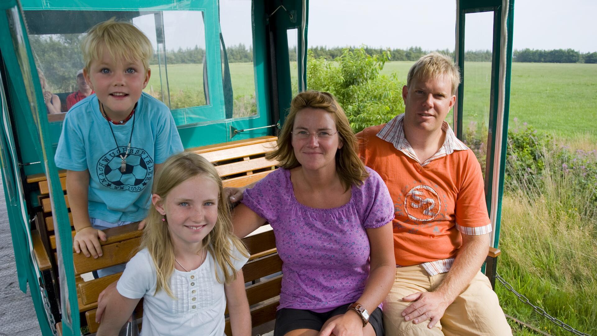 Eine Familie sitzt in der Moorbahn.