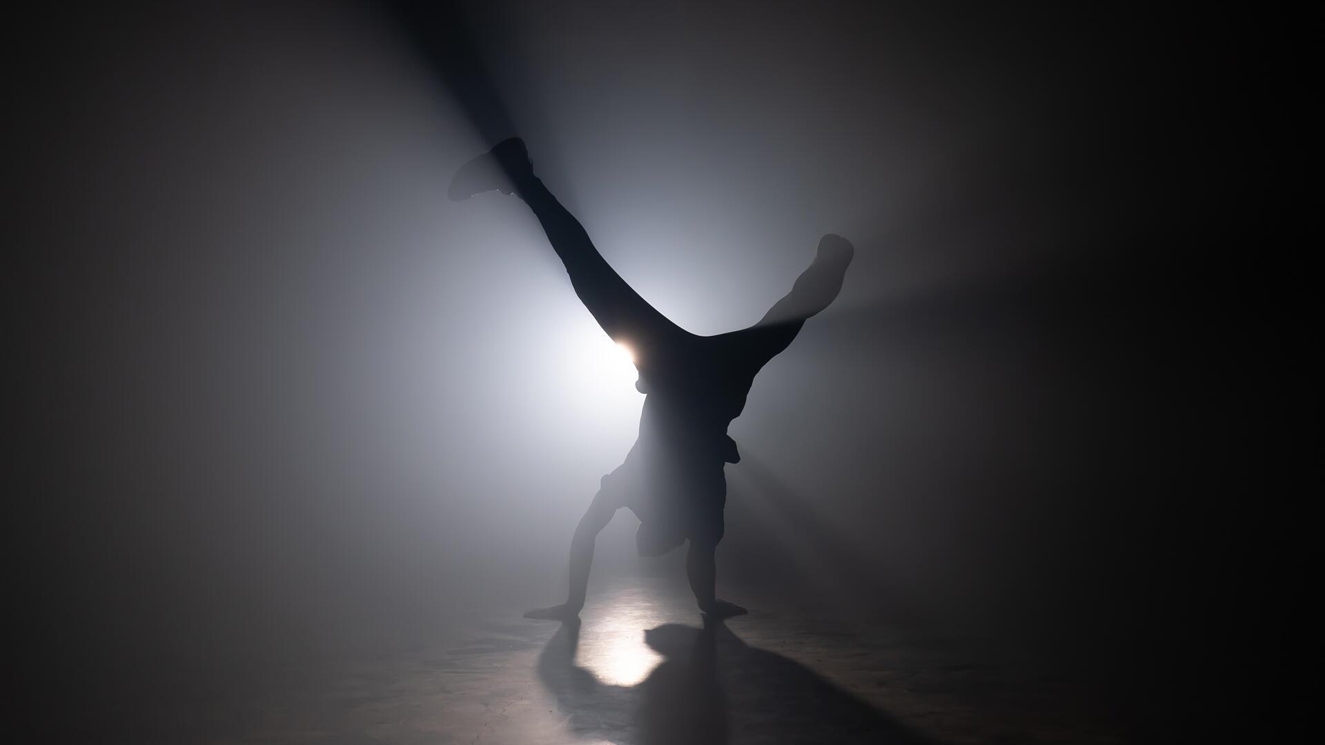 Ein Tänzer im Scheinwerferlicht.