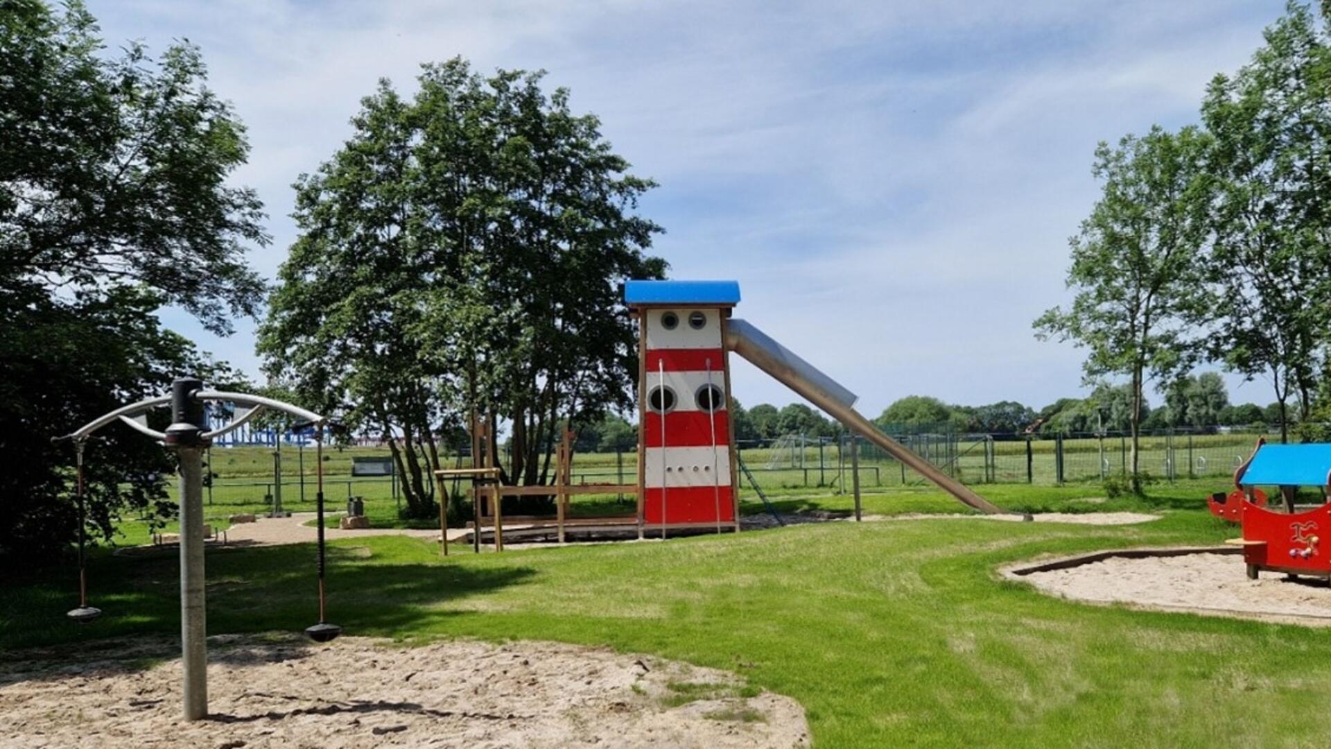 Ein Teil des Spielplatzes „Schulpfad“ in Weddewarden wurde neu gestaltet. Hingucker ist der Leuchtturm mit Tunnelrutsche. 