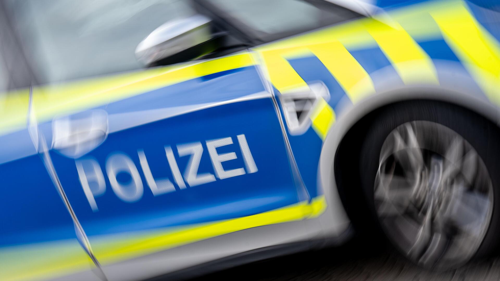 Ein Polizeifahrzeug im Einsatz.